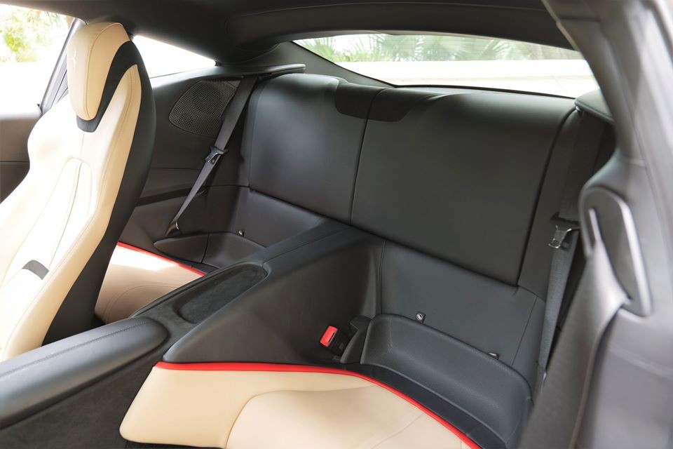 Hàng ghế sau trên siêu xe Ferrari Roma vẫn đủ chỗ cho người lớn ngồi nhưng tất nhiên là không thoải mái như các mẫu xe sedan.