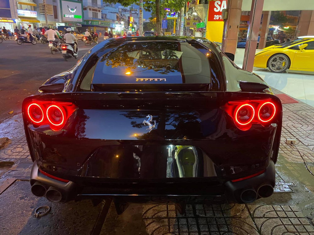 Phần đu&ocirc;i si&ecirc;u xe Ferrari 812 Superfast