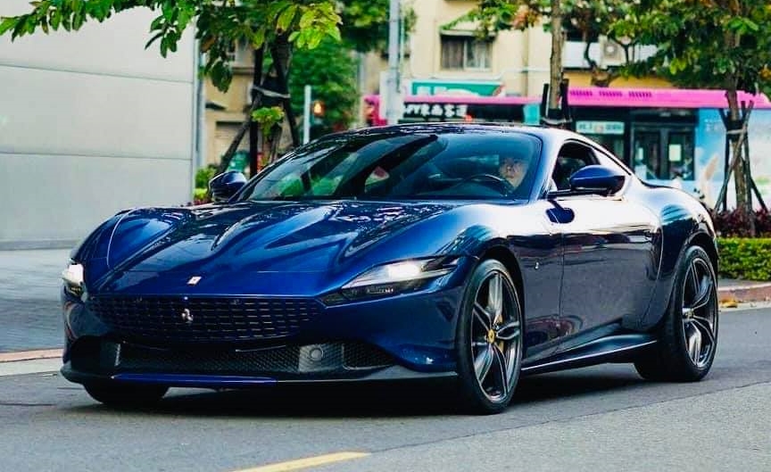 Diện mạo một chiếc siêu xe Ferrari Roma mang ngoại thất màu xanh dương