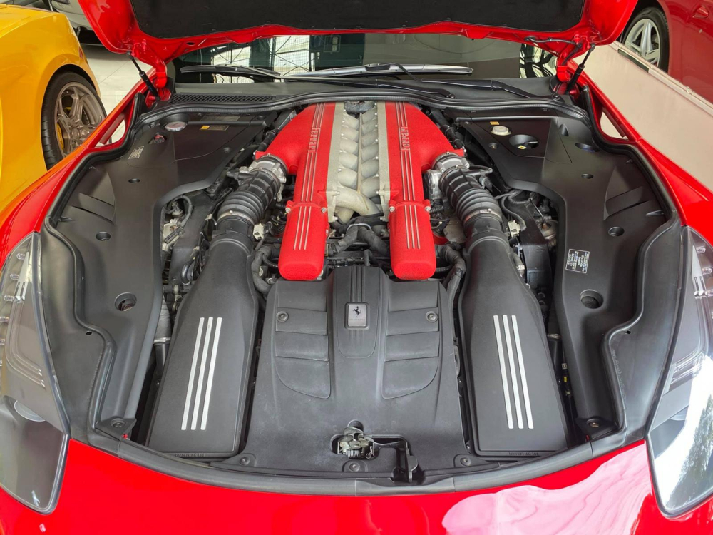 Động cơ V12 tr&ecirc;n si&ecirc;u xe Ferrari F12 Berlinetta