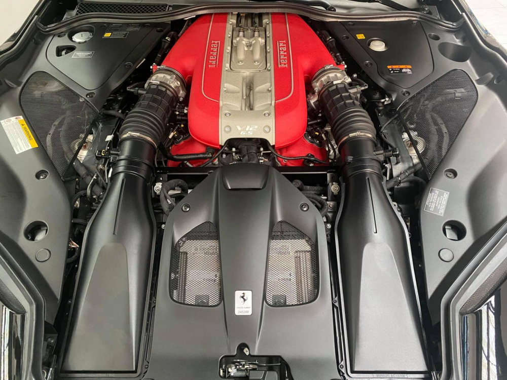 Động cơ V12 của siêu xe Ferrari Động cơ V12 của siêu xe Ferrari