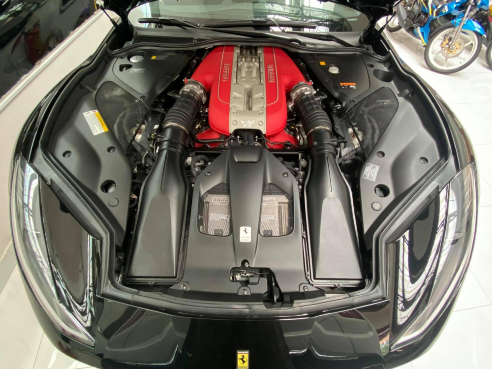 C&ograve;n đ&acirc;y l&agrave; động cơ V12 tr&ecirc;n si&ecirc;u xe Ferrari 812 Superfast