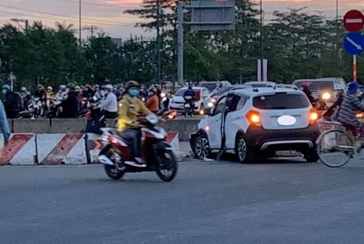 Hiện trường xe VinFast Fadil tông vào vòng xuyến trên đường Phạm Văn Đồng Hiện trường xe VinFast Fadil tông vào vòng xuyến trên đường Phạm Văn Đồng