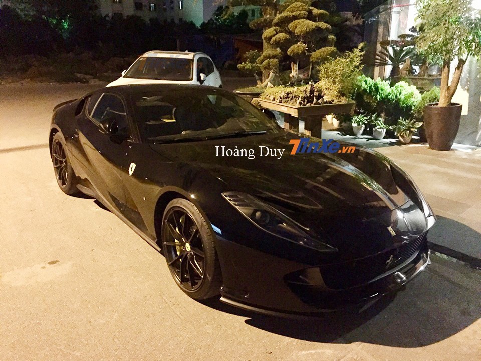 Ngoại hình siêu xe Ferrari 812 Superfast màu đen độc nhất Việt Nam Ngoại hình siêu xe Ferrari 812 Superfast màu đen độc nhất Việt Nam