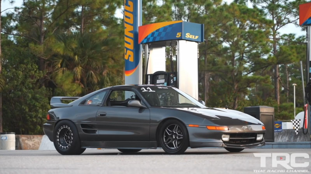 Chiếc Toyota MR2 thế hệ thứ 2 này sử dụng động cơ Honda độ thay vì Toyota tiêu chuẩn