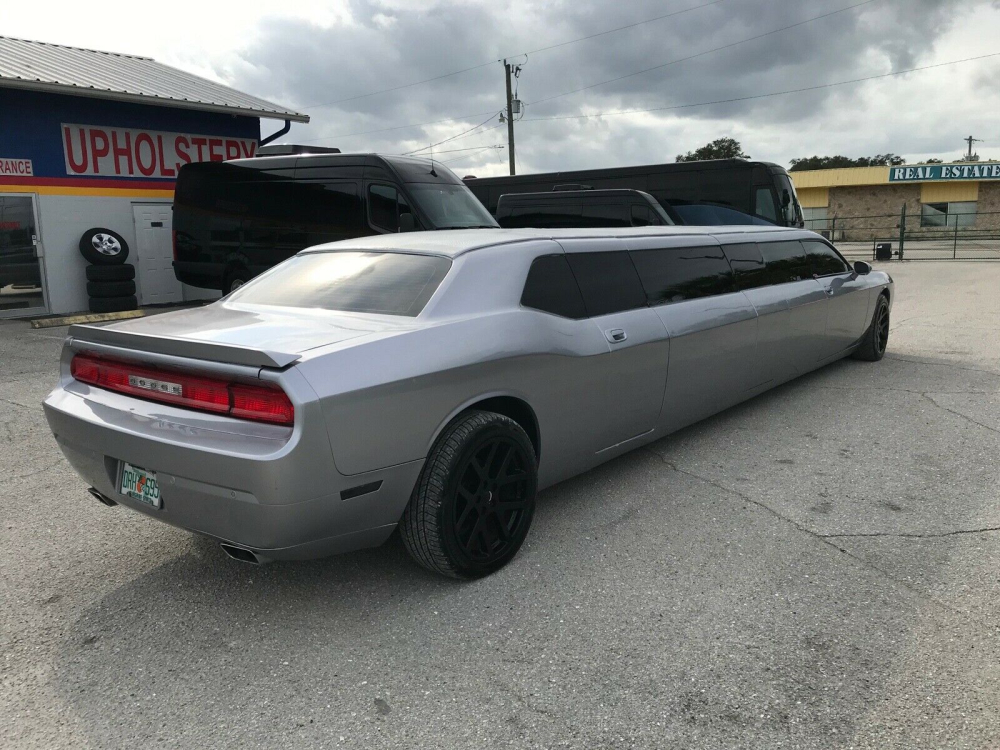 Bộ dạng&nbsp;chiếc&nbsp;Dodge Challenger 2013 Limo khi đ&oacute;ng cửa