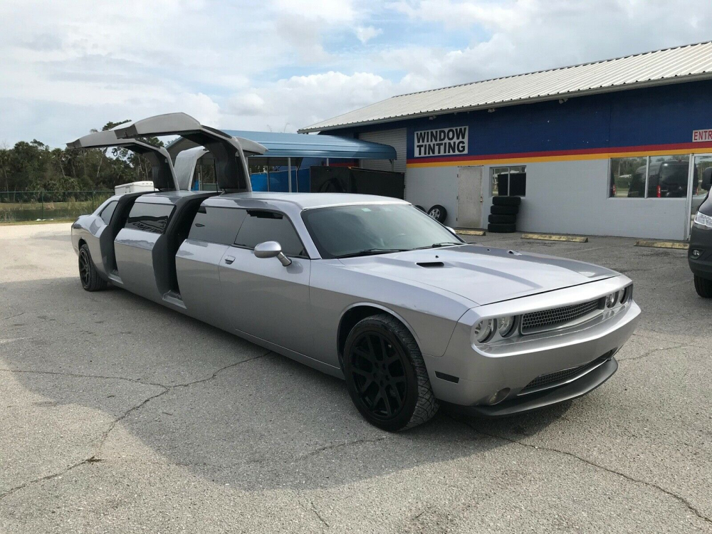 Ph&iacute;a trước của chiếc&nbsp;Dodge Challenger 2013 Limo
