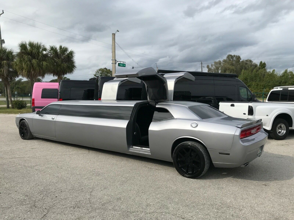 Ph&iacute;a sau&nbsp;của chiếc&nbsp;Dodge Challenger 2013 Limo