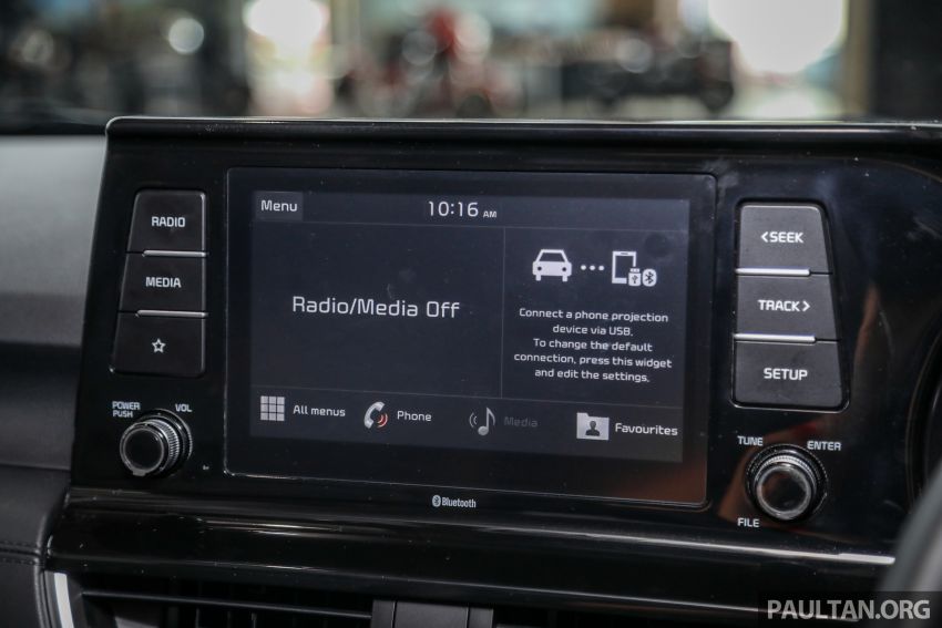 Kia Seltos 2021 tại Malaysia chỉ được trang bị m&agrave;n h&igrave;nh trung t&acirc;m 8 inch, kh&ocirc;ng c&oacute; loại 10,25 inch như xe ở Việt Nam