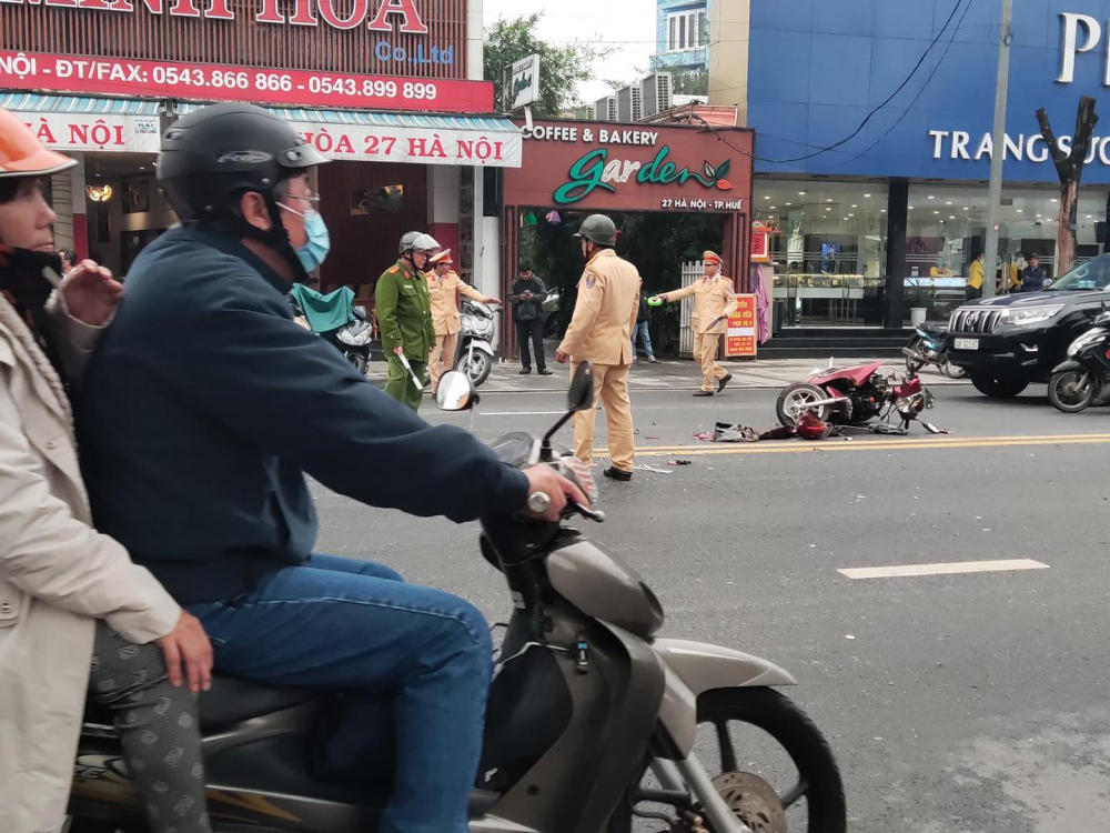 Lực lượng chức năng c&oacute; mặt tại hiện trường vụ tai nạn