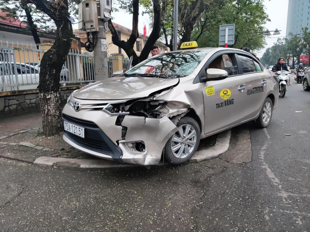 Chiếc Toyota Vios bị biến dạng đầu xe sau vụ tai nạn