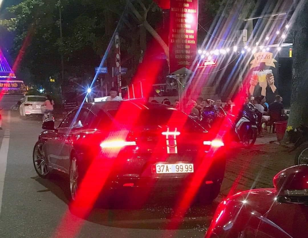 Chiếc Aston Martin Rapide S tại Nghệ An mang biển tứ quý 9 Chiếc Aston Martin Rapide S tại Nghệ An mang biển tứ quý 9