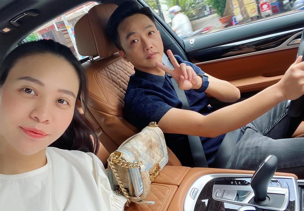 Cường Cường Đô-la cùng vợ trong khoang lái BMW 740Li Pure Excellence 2020
