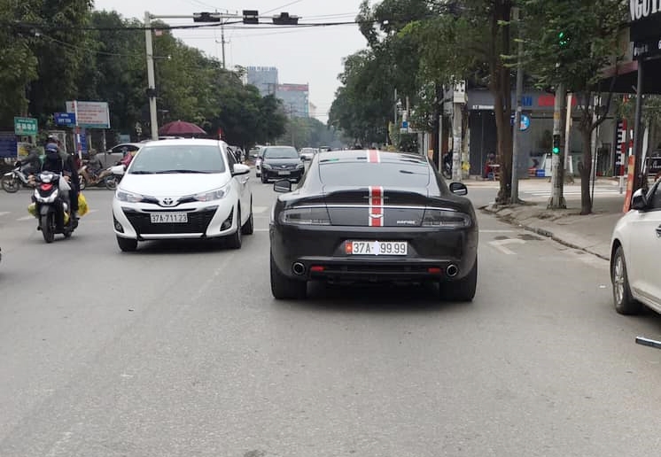 Chiếc Aston Martin Rapide S mang biển tứ quý 9 ở Nghệ An hiện được chủ nhân trang trí thêm sọc đề can màu đỏ chạy dài từ đầu xe ra đến đuôi xe Chiếc Aston Martin Rapide S mang biển tứ quý 9 ở Nghệ An hiện được chủ nhân trang trí thêm sọc đề can màu đỏ chạy dài từ đầu xe ra đến đuôi xe