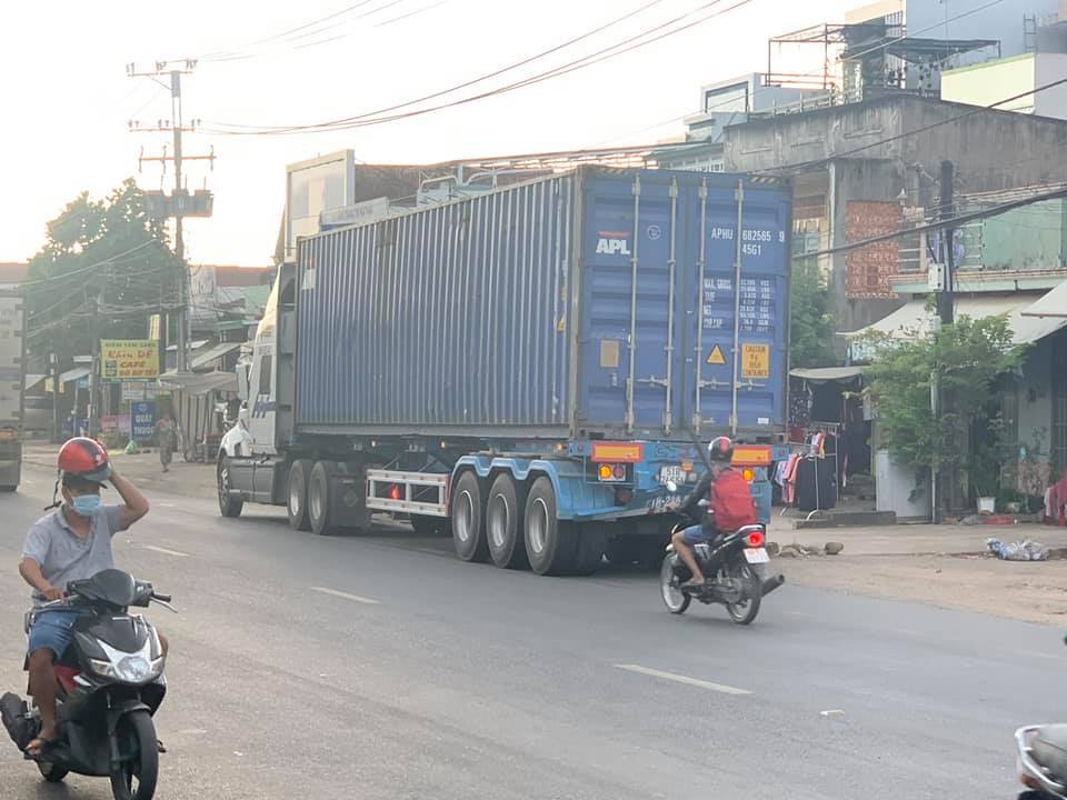 Phần đuôi xe container bị móp nặng