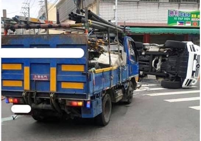Vụ tai nạn thu hút khá nhiều sự chú ý của cộng đồng mạng khi chiếc Mercedes-Benz G-Class lật nghiêng sau khi bị ô tô tải tông vào bên hông