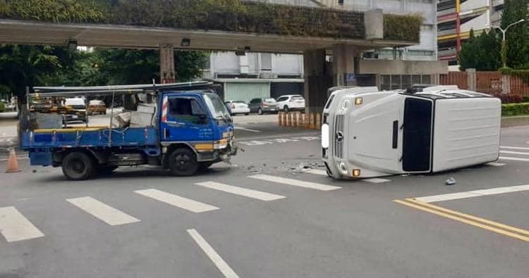 Cả 2 phương tiện đều hư hỏng khả nặng nề