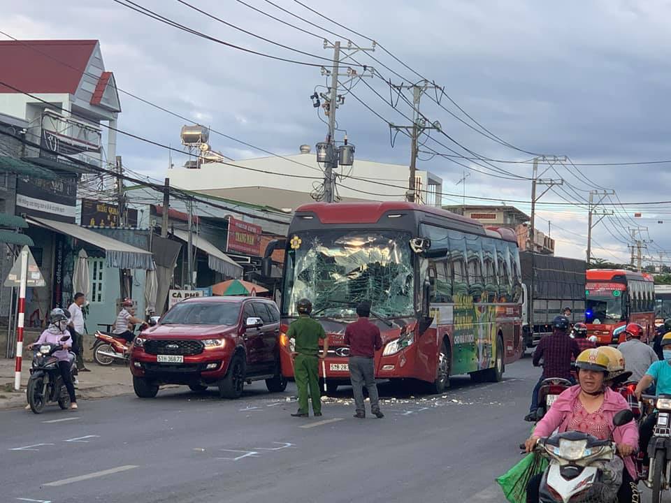 Vụ tai nạn làm xe khách Thành Bưởi hư hỏng nặng đầu xe