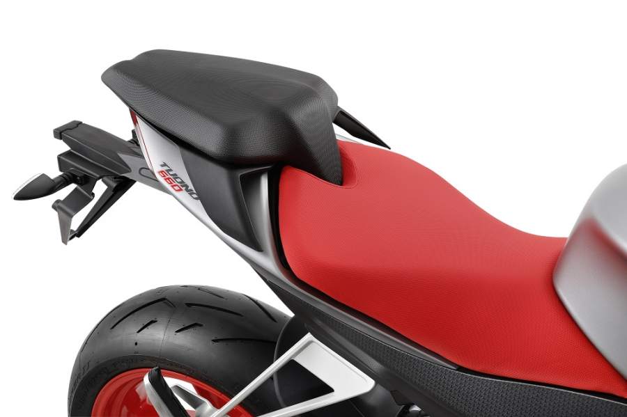D&agrave;n đu&ocirc;i c&ugrave;ng y&ecirc;n xe ph&acirc;n tầng d&agrave;y dặn của Aprilia Tuono 660