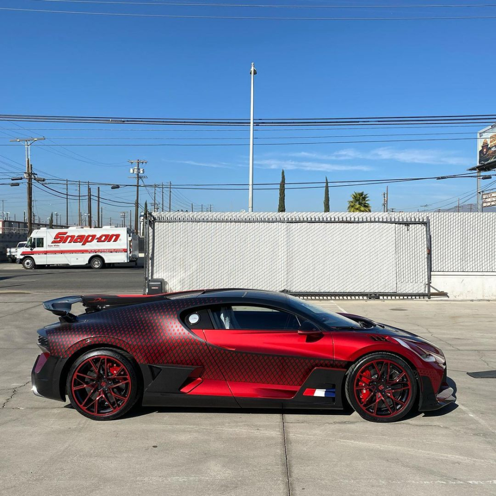 Ngay cả bộ vành la-zăng của Bugatti Divo Ladybug cũng được sơn 2 màu đỏ - đen Ngay cả bộ vành la-zăng của Bugatti Divo Ladybug cũng được sơn 2 màu đỏ - đen