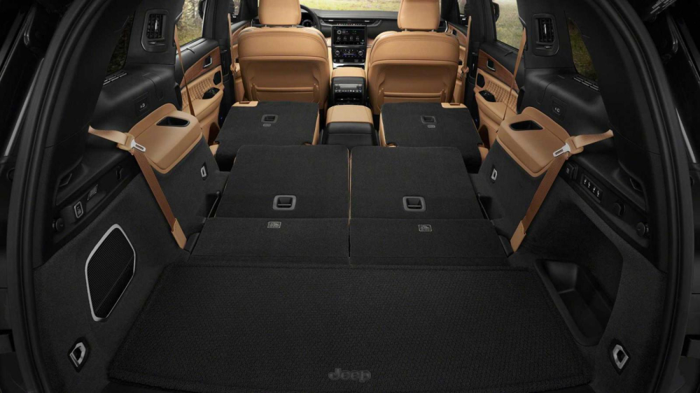 2 h&agrave;ng ghế sau của Jeep Grand Cherokee L 2021 c&oacute; thể gập xuống để tăng thể t&iacute;ch khoang h&agrave;nh l&yacute;