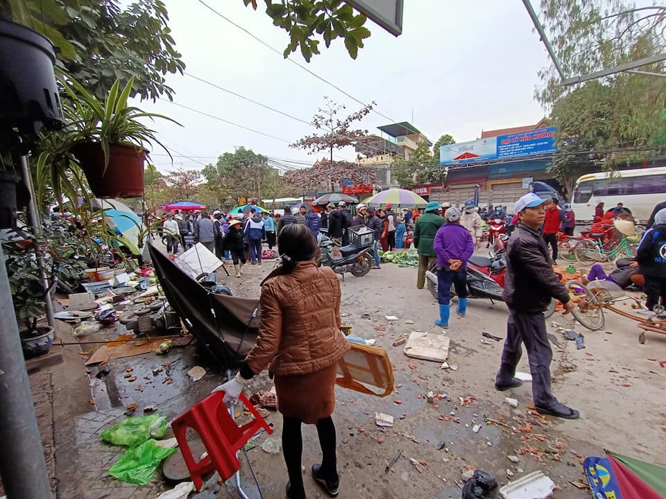 Khu chợ c&oacute;c tan hoang sau vụ tai nạn
