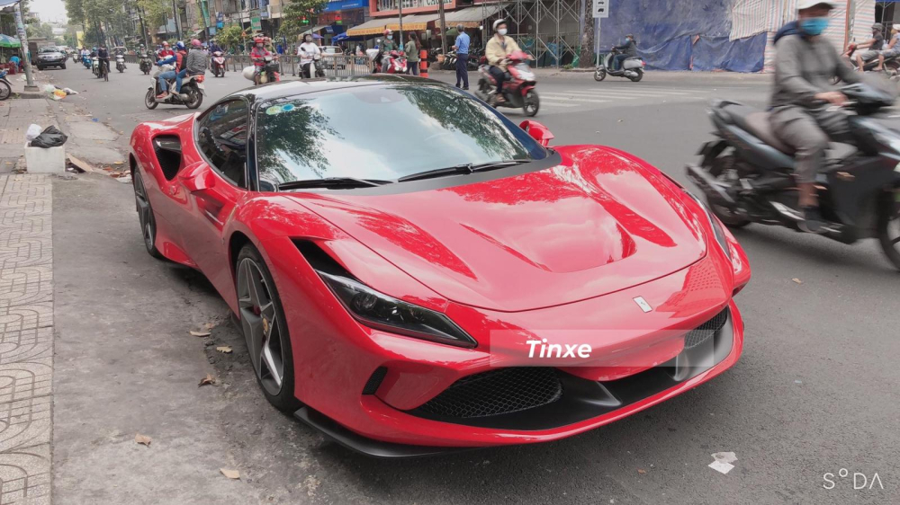 Siêu xe Ferrari F8 Tributo của Cường Đô-la có mặt trên con đường chuyên bán siêu xe và xe siêu sang ở quận 5 vào chiều ngày 8 tháng 1