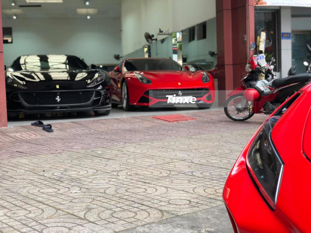 Siêu xe Ferrari F8 Tributo của Cường Đô-la cùng cặp đôi Ferrari có mặt trong showroom xe là F12 Berlinetta và 812 Superfast