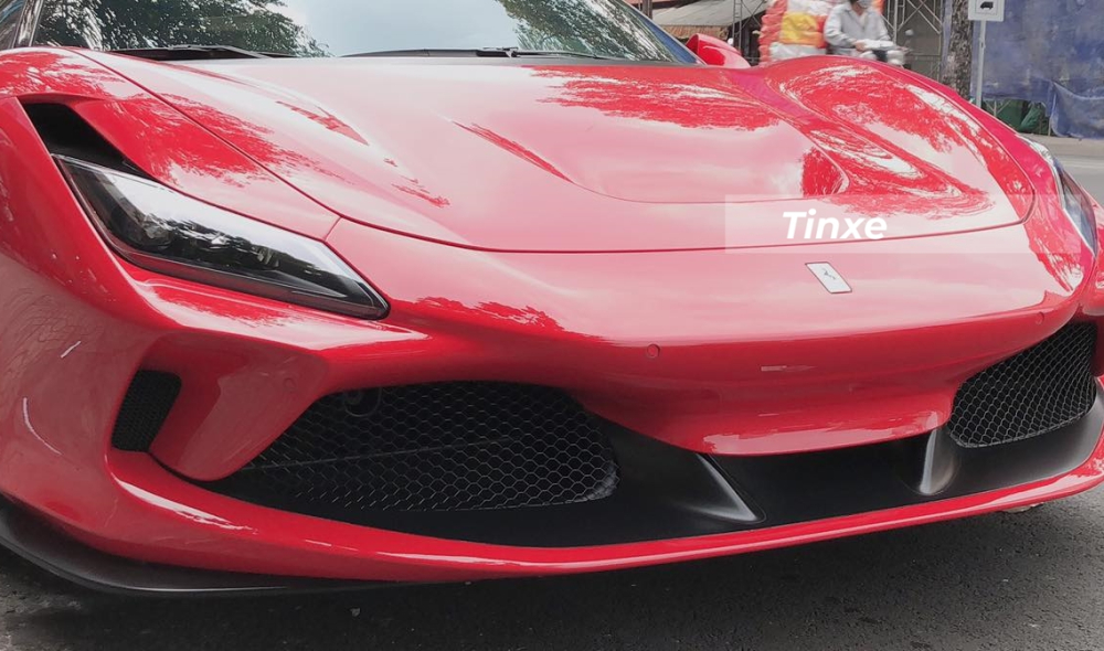Cận cảnh phần mặt tiền của siêu xe Ferrari F8 Tributo