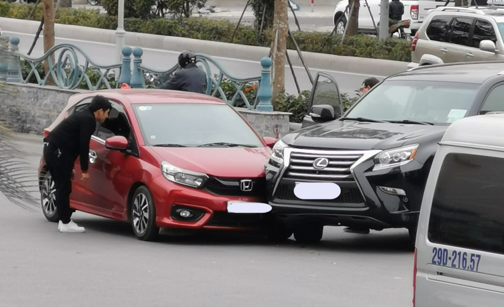 Hiện trường vụ va chạm giao th&ocirc;ng giữa Lexus GS460 v&agrave; Honda Brio xảy ra gần đường Nguyễn Văn Cừ, Hạ Long, Quảng Ninh v&agrave;o s&aacute;ng nay