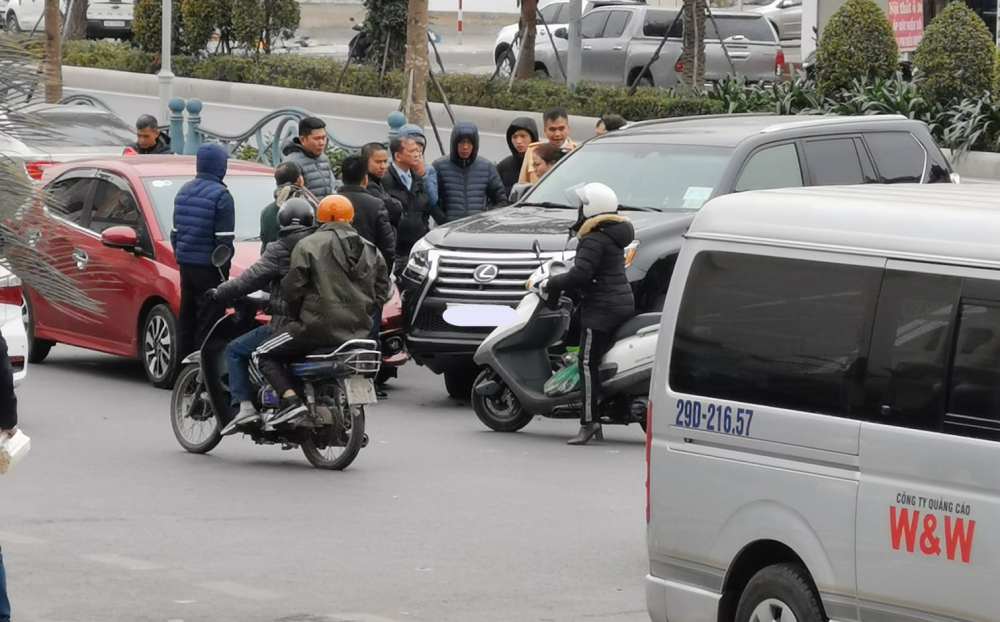 Lực lượng chức năng cũng người d&acirc;n tại hiện trường vụ va chạm giao th&ocirc;ng