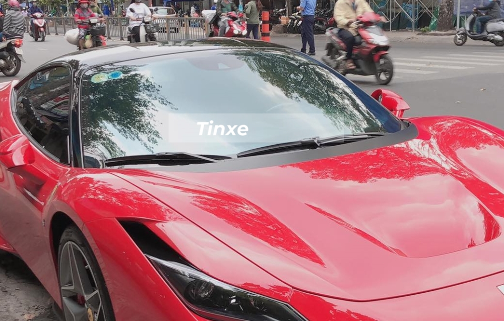 Siêu xe Ferrari F8 Tributo của Cường Đô-la có màu đỏ và được doanh nhân này dán lại phần nóc xe bằng đề-can màu đen để tạo điểm nhấn