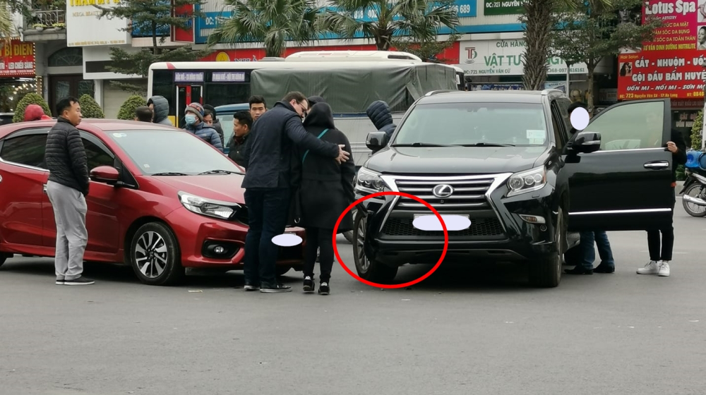 Vụ va chạm n&agrave;y l&agrave;m cho chiếc Lexus GS460 g&atilde;y trục b&aacute;nh trước