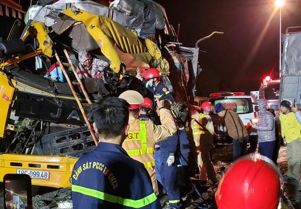 Lực lượng chức năng đang giải cứu t&agrave;i xế xe tải bị mắc kẹt trong khoang l&aacute;i