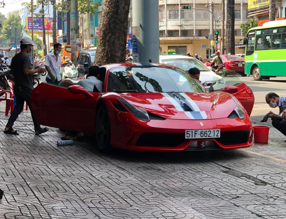 Hiện &ocirc;ng Đặng L&ecirc; Nguy&ecirc;n Vũ đ&atilde; b&aacute;n si&ecirc;u xe Ferrari 458 Speciale độc nhất Việt Nam v&agrave; ngựa chồm n&agrave;y cũng đ&atilde; trờ về m&agrave;u sơn nguy&ecirc;n bản