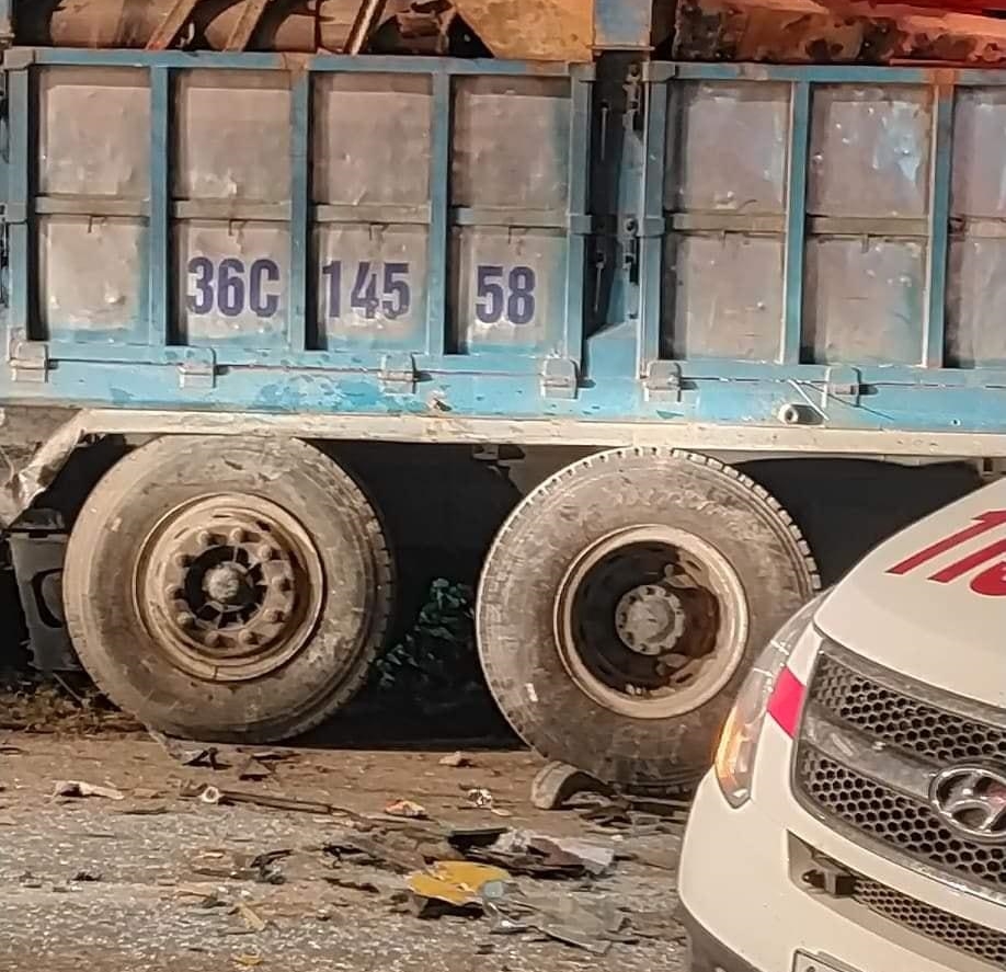 Nhiều mảnh vỡ của 2 xe tải bể n&aacute;t, nằm rải r&aacute;c dưới mặt đường