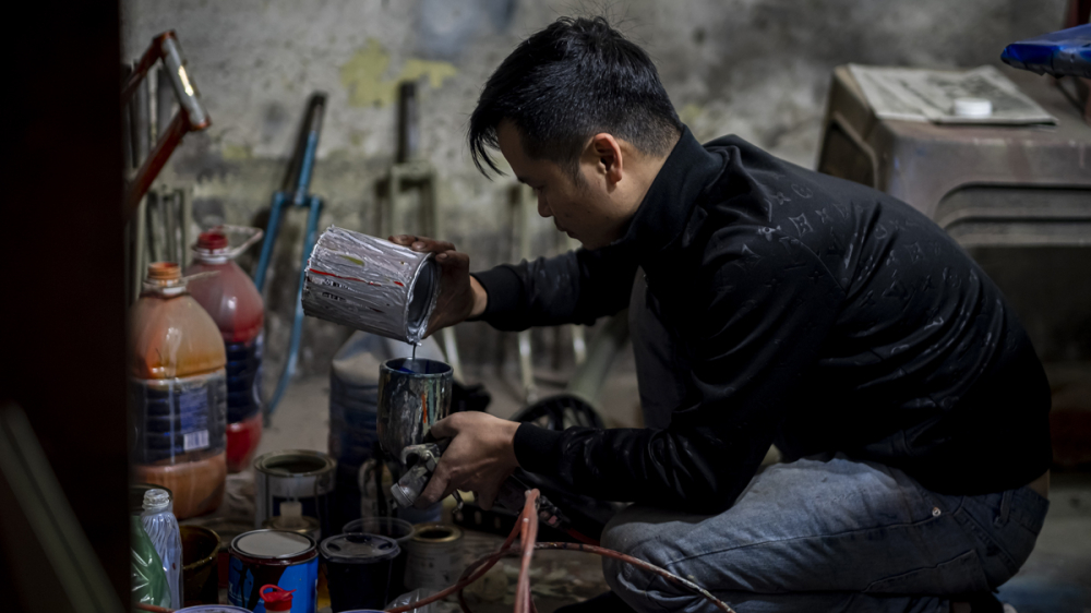Bước 3: Pha sơn theo mã mầu có sẵn hoặc bằng kinh nghiệm của thợ sơn với những mẫu xe có màu sơn cũ hoặc màu sơn lạ. Bước 3: Pha sơn theo mã mầu có sẵn hoặc bằng kinh nghiệm của thợ sơn với những mẫu xe có màu sơn cũ hoặc màu sơn lạ.