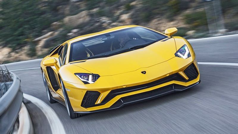 Xe đua, xe thể thao được thiết kế với c&ocirc;ng suất lớn cho khả năng di chuyển nhanh vượt trội.