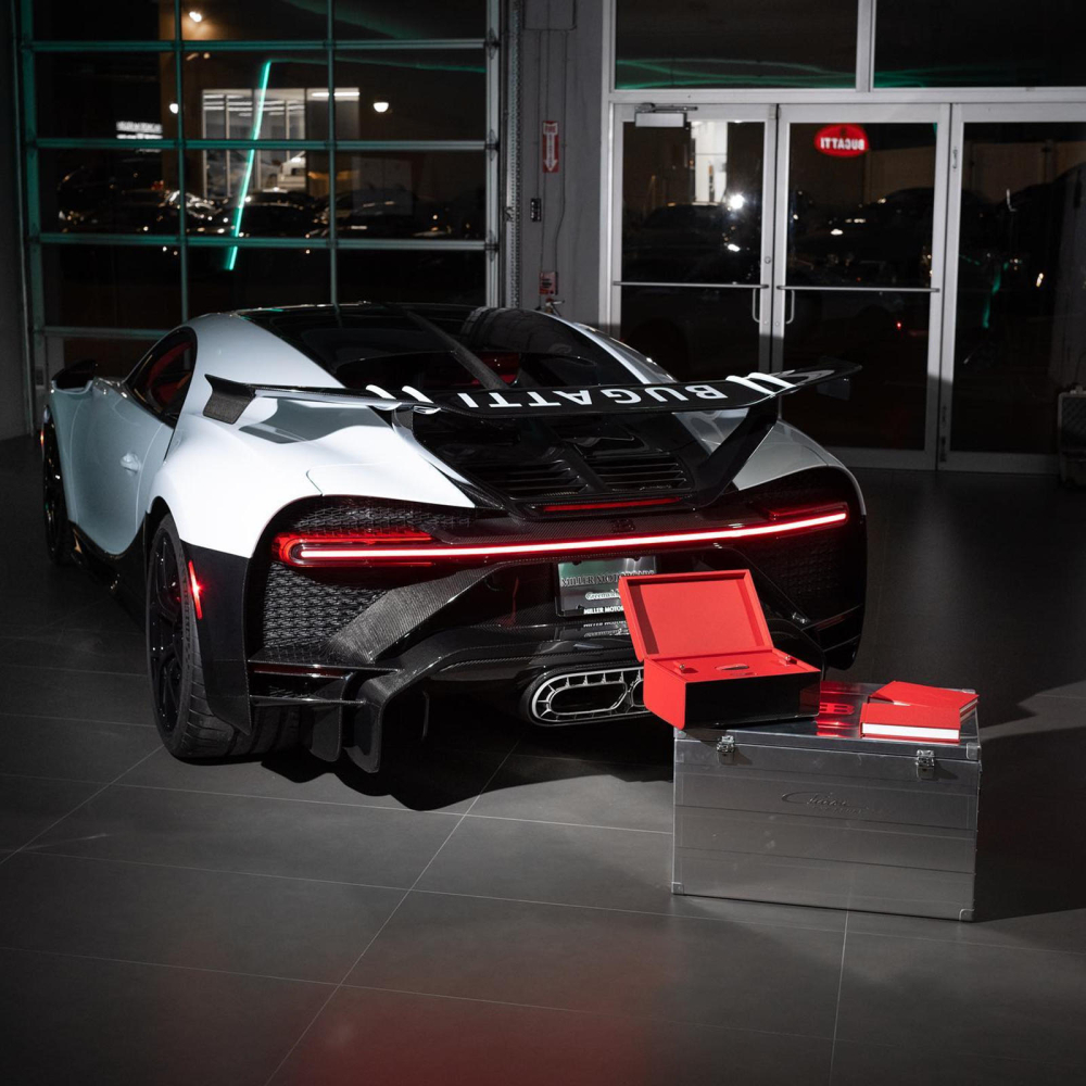 Chiếc Bugatti Chiron Pur Sport này có cửa sổ trời Sky View tùy chọn