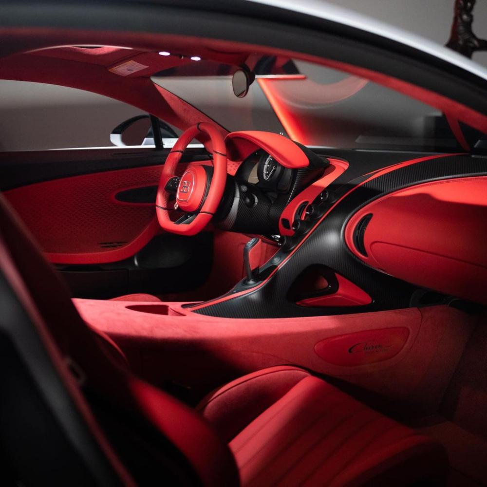 Nội thất màu đỏ bên trong chiếc Bugatti Chiron Pur Sport