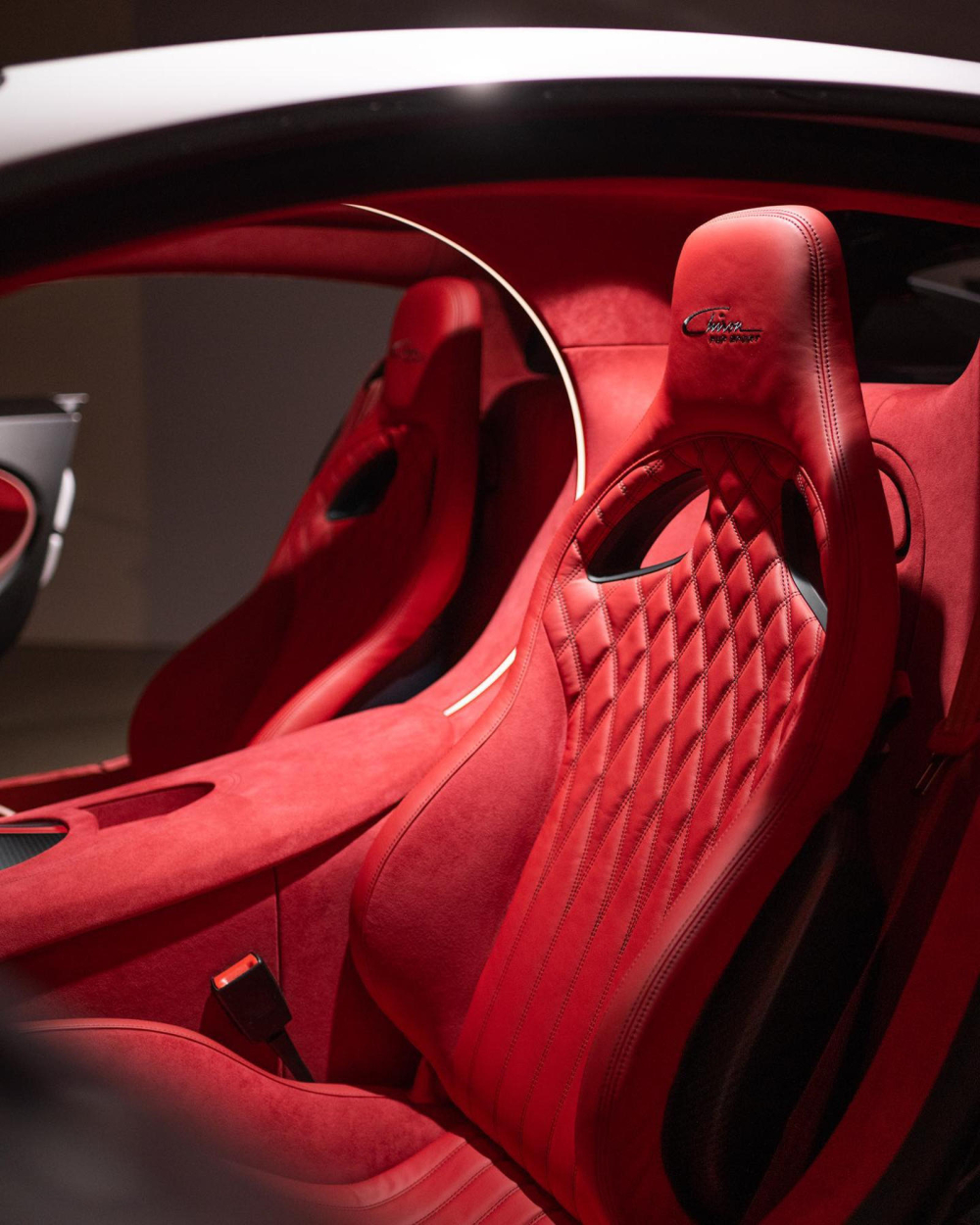 Nội thất của Bugatti Chiron Pur Sport dùng chất liệu Alcantara để giảm trọng lượng