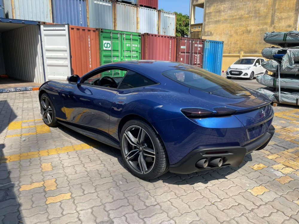 Đuôi xe Ferrari Roma có đèn hậu kép và ống xả đôi chia đều ra 2 bên