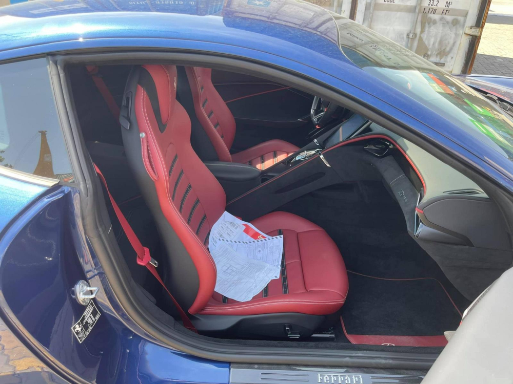 Còn đây là toàn bộ khoang lái của siêu xe Ferrari Roma nhìn từ hướng ghế phụ. Phía sau có thêm 2 ghế ngồi