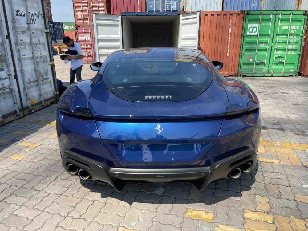 Chiếc siêu xe Ferrari Roma này được nhập khẩu không chính hãng