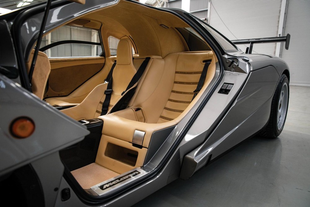 Nội thất của một si&ecirc;u xe McLaren F1, trong đ&oacute;, ghế l&aacute;i đặt ch&iacute;nh giữa, 2 ghế h&agrave;nh kh&aacute;ch dịch về sau