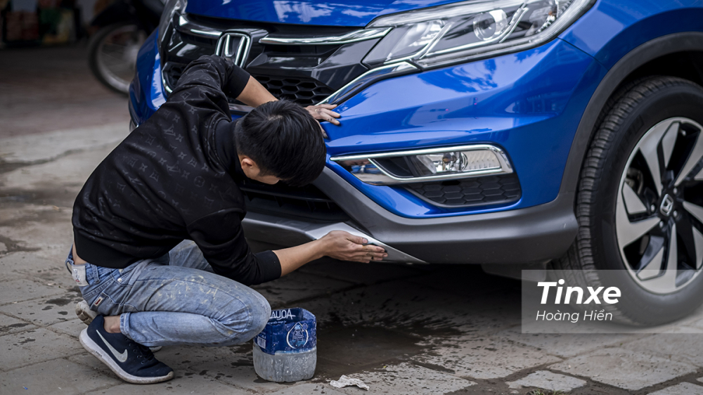 Bước 1: Thợ kỹ thuật đánh phẳng bề mặt cần sơn Bước 1: Thợ kỹ thuật đánh phẳng bề mặt cần sơn