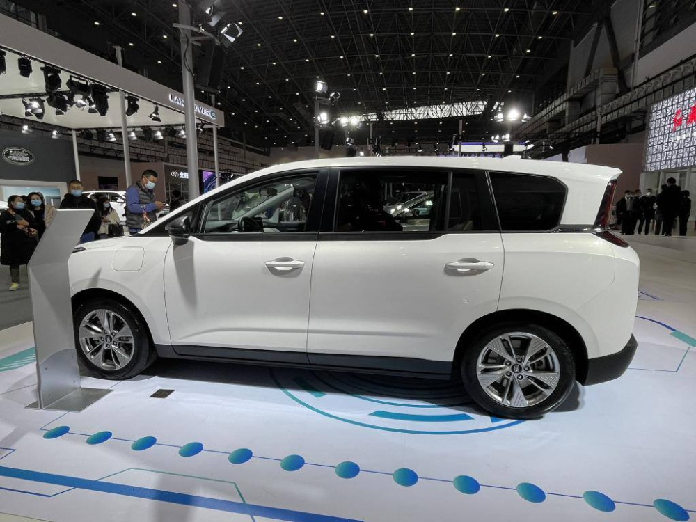 Ph&iacute;a sườn&nbsp;xe của Bestune E05 cho thấy n&oacute; l&agrave; một chiếc MPV nhỏ gọn