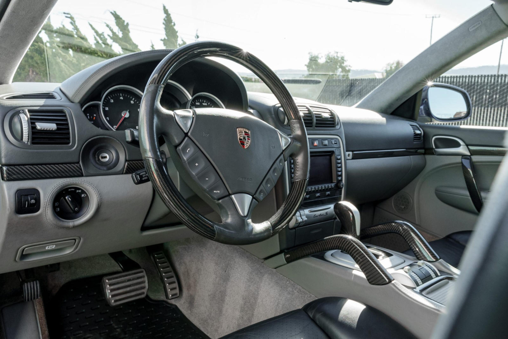 Nội thất của chiếc Porsche Cayenne Turbo S 2006 độ