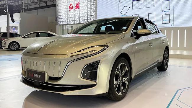 Phía trước của Hồng Kỳ E-QM5