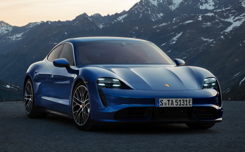 Porsche Taycan hiện l&agrave; mẫu xe điện b&aacute;n rất chạy